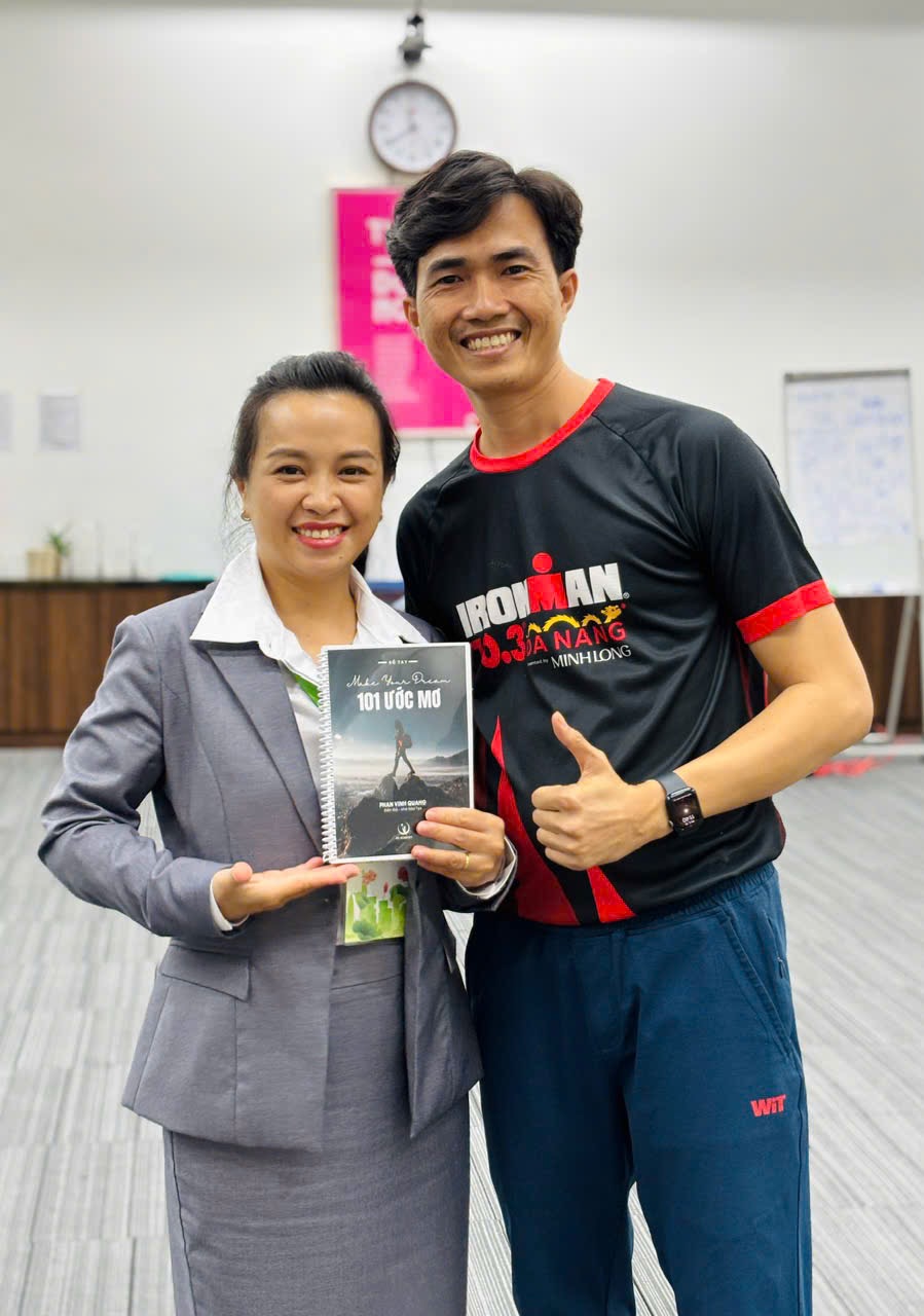 Trao tặng Sổ Tay 101 Ước Mơ