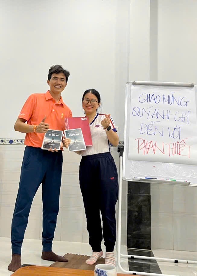 Trao tặng sổ tay ước mơ