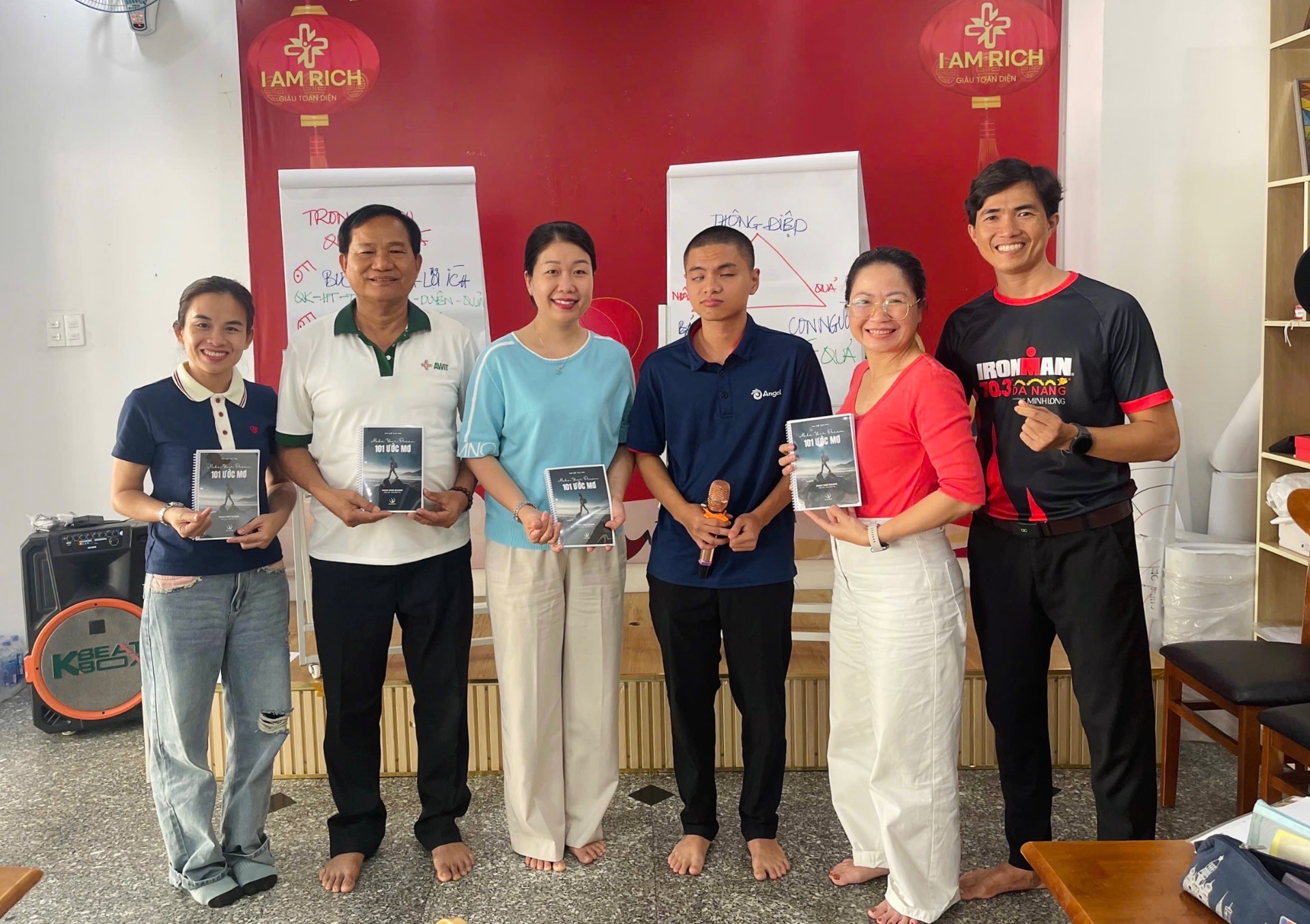 Trao tặng Sổ Tay 101 Ước Mơ tại I AM RICH