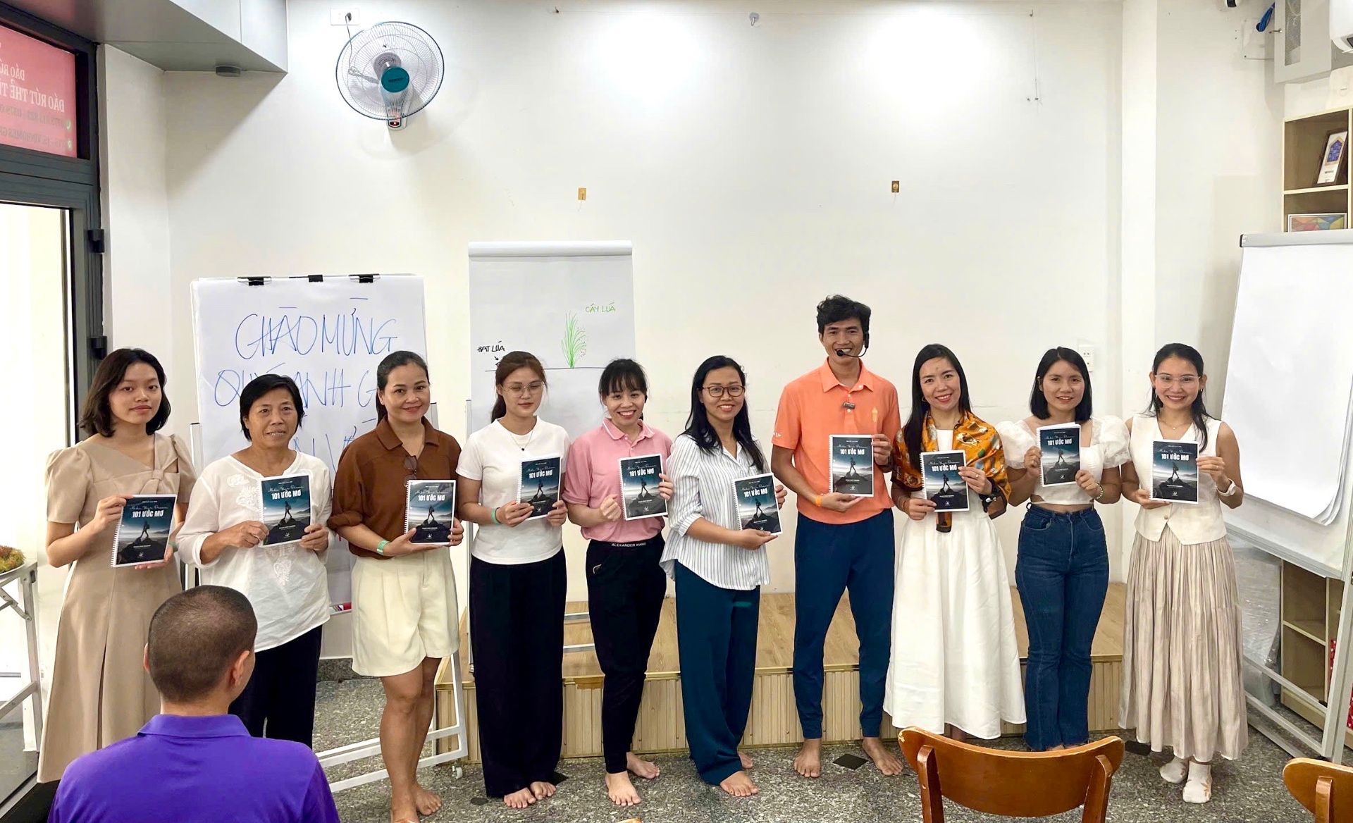 Khoảnh khắc trao sổ 101 Ước Mơ